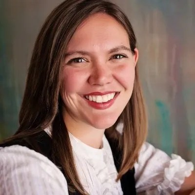 Headshot of Amber Hinds, Founder & CEO, Equalize Digital