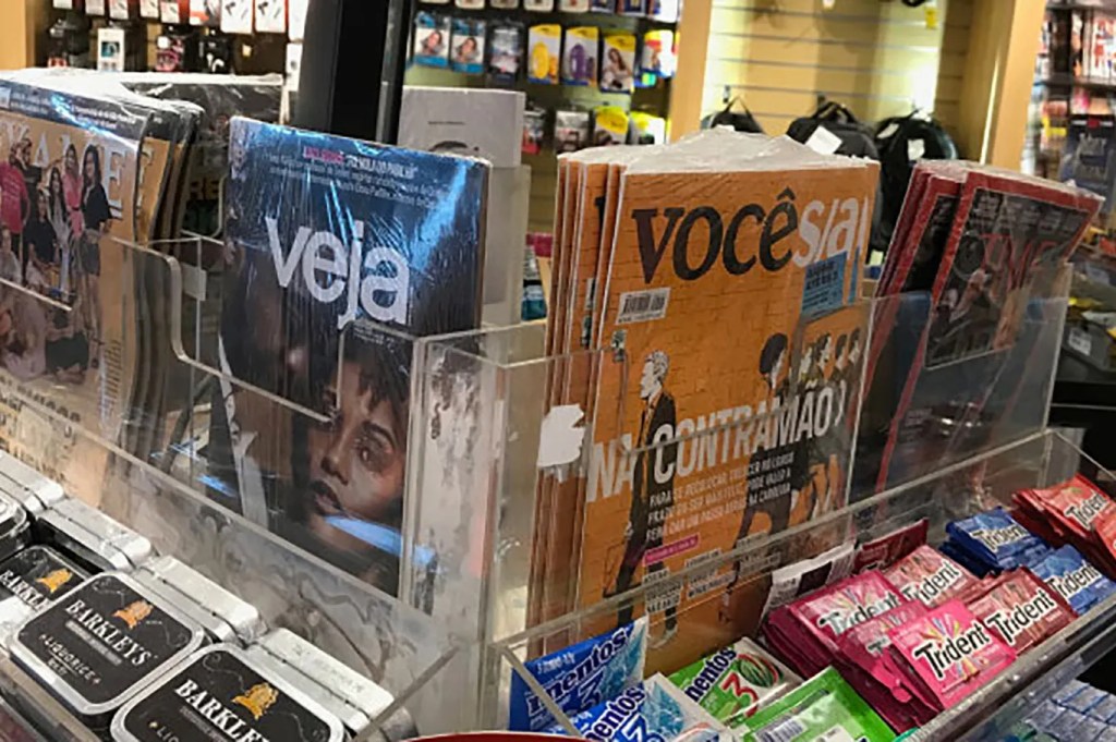 Veja and Você S/A magazines at store counter highlighting content for digital solution publishing dashboard.